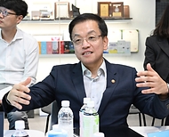 최상목 경제부총리 겸 기획재정부 장관이 30일 서울 서초구 소재 중소 수출기업 (주)링티를 방문해 임직원 및 유관기관들과 간담회를 하고 있다. 