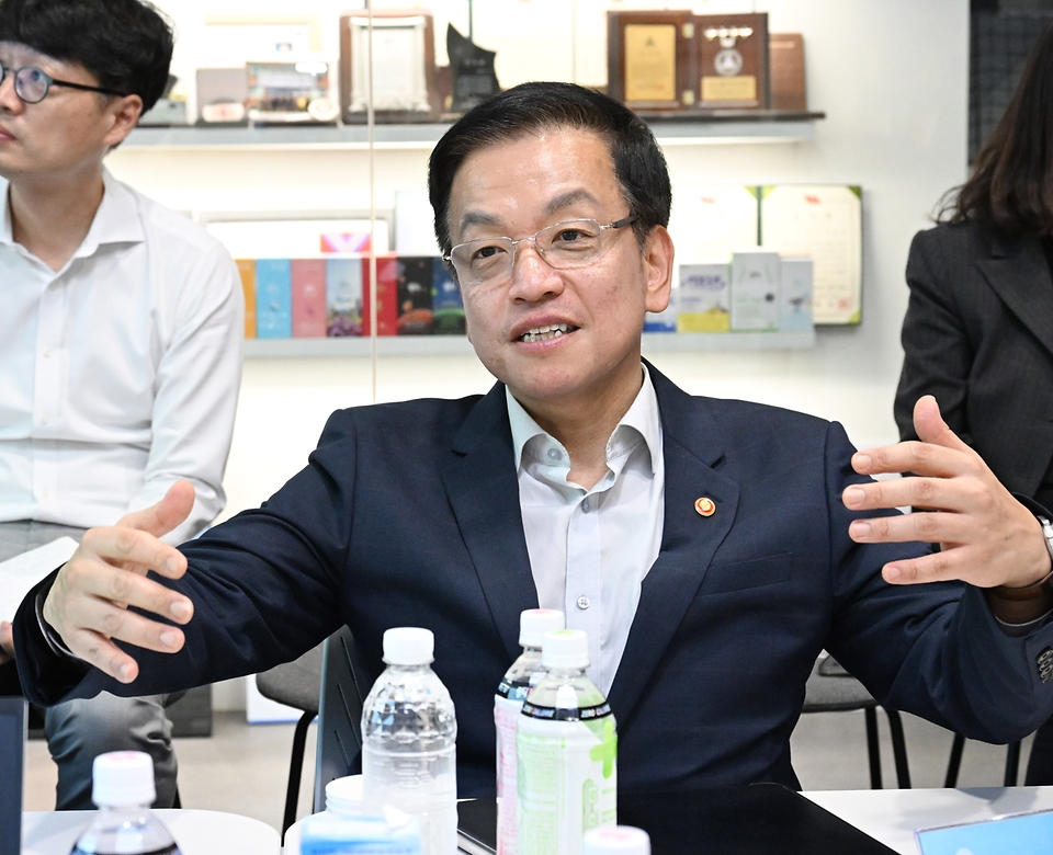 최상목 경제부총리 겸 기획재정부 장관이 30일 서울 서초구 소재 중소 수출기업 (주)링티를 방문해 임직원 및 유관기관들과 간담회를 하고 있다. 