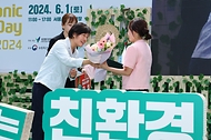 송미령 농림축산식품부 장관이 1일 서울 중구 청계광장에서 열린 ‘2024 유기농데이 기념식’에서 꽃다발을 전달하고 있다.