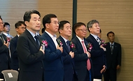 이주호 사회부총리 겸 교육부 장관이 30일 서울 여의도 TP타워에서 열린 ‘사립학교교직원연금공단 창립 50주년 및 TP타워 개관 기념식’에 참석해 국기에 경례하고 있다.