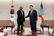 윤석열 대통령이 2일 서울 용산 대통령실 청사에서 아비 아머드 알리(Abiy Ahmed Ali) 에티오피아 총리와 소인수 환담에 앞서 기념 촬영을 하고 있다.
