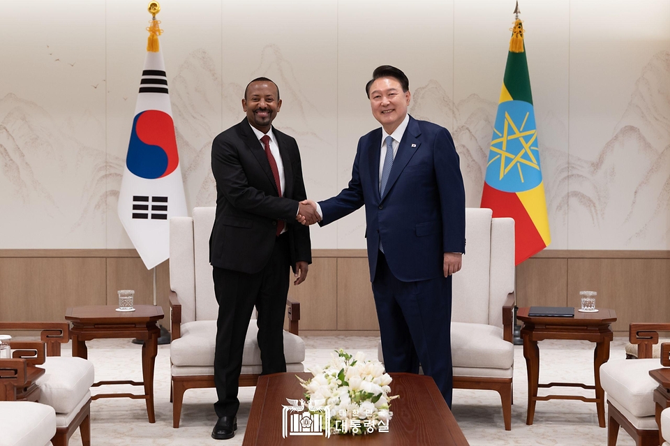 윤석열 대통령이 2일 서울 용산 대통령실 청사에서 아비 아머드 알리(Abiy Ahmed Ali) 에티오피아 총리와 소인수 환담에 앞서 기념 촬영을 하고 있다.