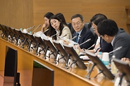 이종호 과학기술정보통신부 장관이 31일 서울 성동구 한양대학교를 방문해 이공계 대학원생들과 ‘대학원 대통령과학장학금’ 및 ‘연구생활장학금’ 에 대해 논의하고 있다. 