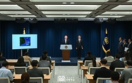 윤석열 대통령이 3일 서울 용산 대통령실 청사 브리핑실에서 열린 국정브리핑에 참석해 동해 석유·가스 매장과 관련해 설명하고 있다. 