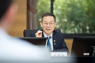 이종호 과학기술정보통신부 장관이 31일 서울 성동구 한양대학교를 방문해 이공계 대학원생들과 ‘대학원 대통령과학장학금’ 및 ‘연구생활장학금’ 에 대해 논의하고 있다. 