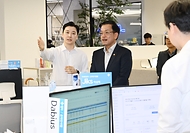 최상목 경제부총리 겸 기획재정부 장관이 30일 서울 서초구 소재 중소 수출기업 (주)링티를 방문해 사무공간을 둘러보며 이원철 링티 대표로부터 설명을 듣고 있다. 