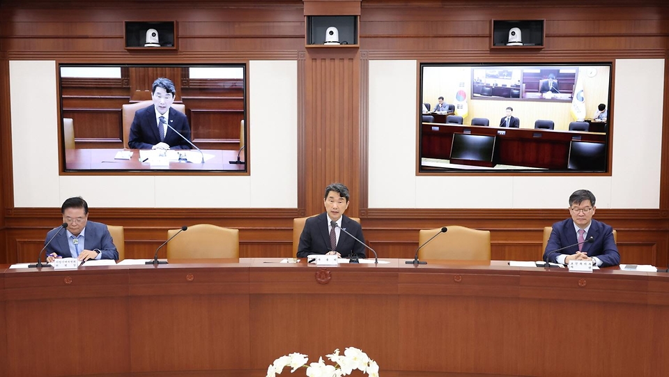 이주호 사회부총리 겸 교육부 장관이 28일 서울 종로구 정부서울청사에서 열린 ‘제5차 사회관계장관회의’를 주재하고 있다.