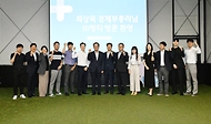 최상목 경제부총리 겸 기획재정부 장관이 30일 서울 서초구 소재 중소 수출기업 (주)링티를 방문, 임직원 및 유관기관들과 간담회 후 기념 촬영을 하고 있다. 