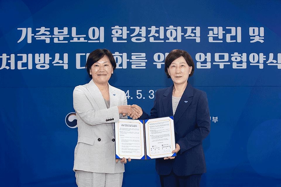 한화진 환경부 장관이 31일 충남 논산시 논산계룡축협자연순환농업센터에서 송미령 농림축산식품부 장관과 ‘가축분뇨의 환경친화적 관리 및 처리방식 다각화를 위한 업무협약’을 체결한 뒤 기념 촬영을 하고 있다.