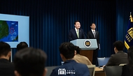윤석열 대통령이 3일 서울 용산 대통령실 청사 브리핑실에서 열린 국정브리핑에 참석해 동해 석유·가스 매장과 관련해 설명하고 있다. 