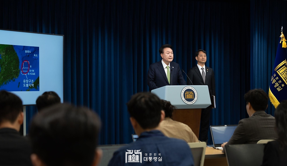 윤석열 대통령이 3일 서울 용산 대통령실 청사 브리핑실에서 열린 국정브리핑에 참석해 동해 석유·가스 매장과 관련해 설명하고 있다. 