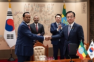 최상목 경제부총리 겸 기획재정부 장관과 아머드 쉬데(Ahmed Shide) 모하메드 에티오피아 재무부 장관이 2일 서울 용산 대통령실 청사에서 윤석열 대통령과 아비 아머드 알리(Abiy Ahmed Ali) 에티오피아 총리가 배석한 가운데 열린 한·에티오피아 경제개발협력기금(EDCF) 기본약정 서명식에서 서명 뒤 기념 촬영을 하고 있다. 