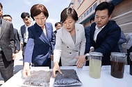 한화진 환경부 장관이 31일 충남 논산시 논산계룡축협자연순환농업센터에서 송미령 농림축산식품부 장관과 ‘가축분뇨의 환경친화적 관리 및 처리방식 다각화를 위한 업무협약’을 체결한 뒤 가축분뇨의 바이오가스 생산시설 등 현장을 둘러보고 있다. 