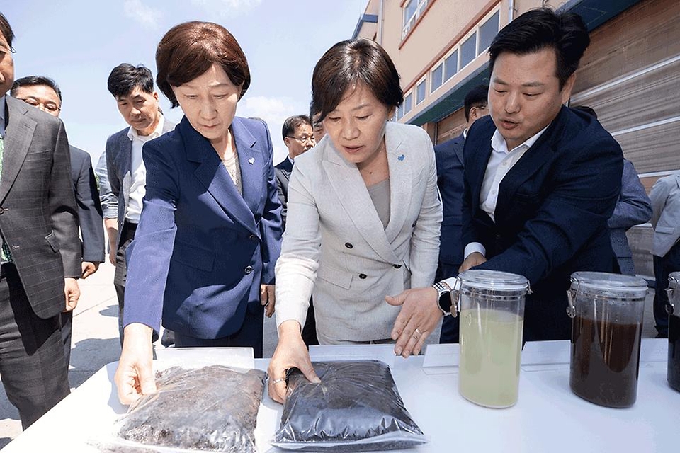 한화진 환경부 장관이 31일 충남 논산시 논산계룡축협자연순환농업센터에서 송미령 농림축산식품부 장관과 ‘가축분뇨의 환경친화적 관리 및 처리방식 다각화를 위한 업무협약’을 체결한 뒤 가축분뇨의 바이오가스 생산시설 등 현장을 둘러보고 있다. 