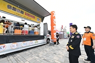 남화영 소방청장이 1일 세종특별자치시 세종호수공원 중앙광장에서 열린 ‘2024 소방안전문화 대축제’에서 체험존을 살펴보고 있다.