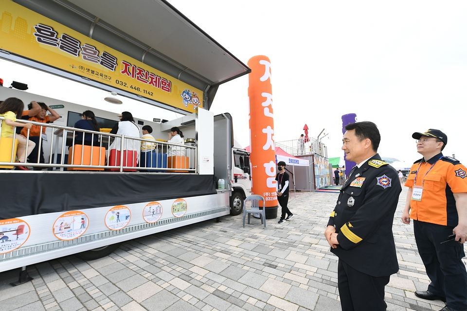 남화영 소방청장이 1일 세종특별자치시 세종호수공원 중앙광장에서 열린 ‘2024 소방안전문화 대축제’에서 체험존을 살펴보고 있다.