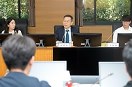 이종호 과학기술정보통신부 장관이 31일 서울 성동구 한양대학교를 방문해 이공계 대학원생들과 ‘대학원 대통령과학장학금’ 및 ‘연구생활장학금’ 에 대해 논의하고 있다. 
