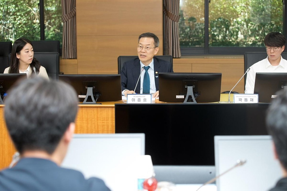 이종호 과학기술정보통신부 장관이 31일 서울 성동구 한양대학교를 방문해 이공계 대학원생들과 ‘대학원 대통령과학장학금’ 및 ‘연구생활장학금’ 에 대해 논의하고 있다. 