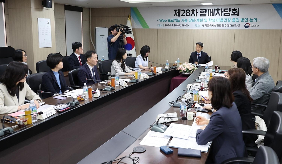 이주호 사회부총리 겸 교육부 장관이 30일 서울 영등포구 한국교육시설안전원에서 ‘학생 마음건강 증진’을 주제로 열린 ‘제28차 함께차담회’에서 발언을 하고 있다.