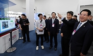 이주호 사회부총리 겸 교육부 장관이 29일 전남 여수시 여수세계박람회장 컨벤션센터 엑스포홀에서 열린 2024 대한민국 글로컬 미래교육 박람회에서 부스를 둘러보고 있다.