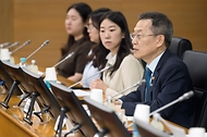 이종호 과학기술정보통신부 장관이 31일 서울 성동구 한양대학교를 방문해 이공계 대학원생들과 ‘대학원 대통령과학장학금’ 및 ‘연구생활장학금’ 에 대해 논의하고 있다. 