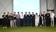 최상목 경제부총리 겸 기획재정부 장관이 30일 서울 서초구 소재 중소 수출기업 (주)링티를 방문, 임직원 및 유관기관들과 간담회 후 기념 촬영을 하고 있다. 