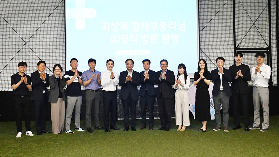 최상목 경제부총리 겸 기획재정부 장관이 30일 서울 서초구 소재 중소 수출기업 (주)링티를 방문, 임직원 및 유관기관들과 간담회 후 기념 촬영을 하고 있다. 