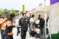 남화영 소방청장이 1일 세종특별자치시 세종호수공원 중앙광장에서 열린 ‘2024 소방안전문화 대축제’에서 체험존을 살펴보고 있다.