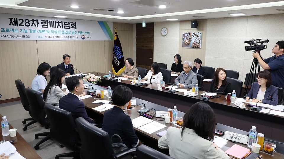 이주호 사회부총리 겸 교육부 장관이 30일 서울 영등포구 한국교육시설안전원에서 ‘학생 마음건강 증진’을 주제로 열린 ‘제28차 함께차담회’에서 발언을 하고 있다.