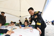 남화영 소방청장이 1일 세종특별자치시 세종호수공원 중앙광장에서 열린 ‘2024 소방안전문화 대축제’에서 체험존을 살펴보고 있다.