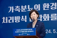 한화진 환경부 장관이 31일 충남 논산시 논산계룡축협 자연순환농업센터에서 열린 ‘가축분뇨의 환경친화적 관리 및 처리방식 다각화를 위한 업무협약식’에서 인사말을 하고 있다.