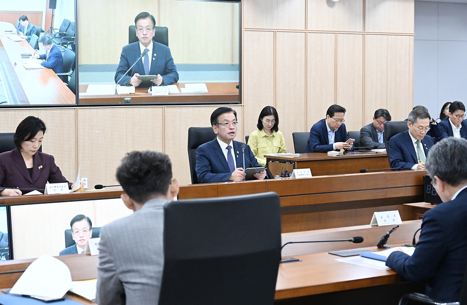 최상목 경제부총리 겸 기획재정부 장관이 3일 정부세종청사에서 열린 ‘경제관계장관회의’를 주재하며 발언하고 있다.