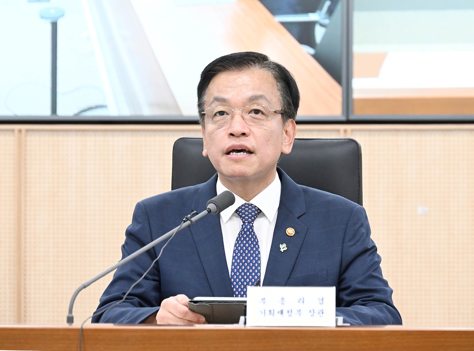최상목 경제부총리 겸 기획재정부 장관이 3일 정부세종청사에서 열린 ‘경제관계장관회의’를 주재하며 발언하고 있다.