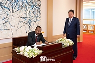 윤석열 대통령이 2일 서울 용산 대통령실 청사에서 방한한 아비 아머드 알리(Abiy Ahmed Ali) 에티오피아 총리의 방명록 서명 모습을 지켜보고 있다.