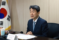 이주호 사회부총리 겸 교육부 장관이 31일 서울 영등포구 한국교육시설안전원에서 ‘책임교육학년제 지원’을 주제로 교원·학부모와 ‘제29차 함께차담회’를 하고 있다. 