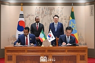 최상목 경제부총리 겸 기획재정부 장관과 아머드 쉬데(Ahmed Shide) 모하메드 에티오피아 재무부 장관이 2일 서울 용산 대통령실 청사에서 윤석열 대통령과 아비 아머드 알리(Abiy Ahmed Ali) 에티오피아 총리가 배석한 가운데 열린 한·에티오피아 경제개발협력기금(EDCF) 기본약정 서명식에서 서명을 하고 있다.