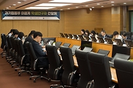 이종호 과학기술정보통신부 장관이 31일 서울 성동구 한양대학교를 방문해 이공계 대학원생들과 ‘대학원 대통령과학장학금’ 및 ‘연구생활장학금’ 에 대해 논의하고 있다. 