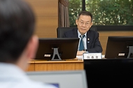 이종호 과학기술정보통신부 장관이 31일 서울 성동구 한양대학교를 방문해 이공계 대학원생들과 ‘대학원 대통령과학장학금’ 및 ‘연구생활장학금’ 에 대해 논의하고 있다. 