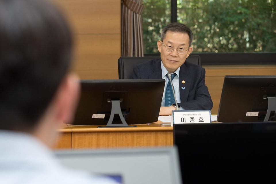 이종호 과학기술정보통신부 장관이 31일 서울 성동구 한양대학교를 방문해 이공계 대학원생들과 ‘대학원 대통령과학장학금’ 및 ‘연구생활장학금’ 에 대해 논의하고 있다. 