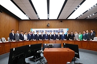 한덕수 국무총리가 2일 서울 여의도 국회에서 열린 ‘제17차 고위당·정협의회’에서 참석자들과 기념 촬영을 하고 있다.
