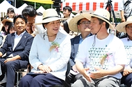 송미령 농림축산식품부 장관이 1일 서울 중구 청계광장에서 열린 ‘2024 유기농데이 기념식’에서 참석자들과 대화하고 있다.