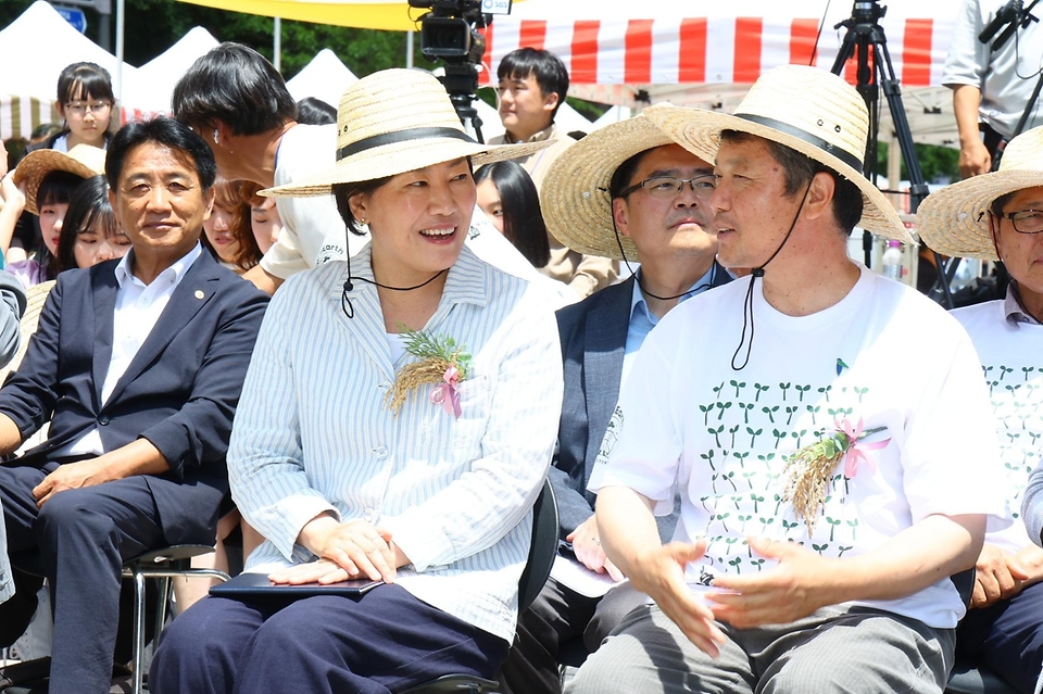 송미령 농림축산식품부 장관이 1일 서울 중구 청계광장에서 열린 ‘2024 유기농데이 기념식’에서 참석자들과 대화하고 있다.