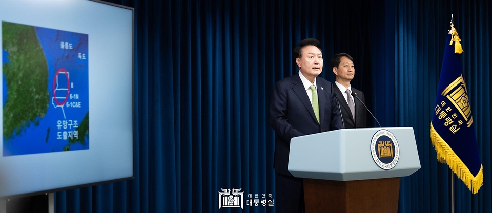 윤석열 대통령이 3일 서울 용산 대통령실 청사 브리핑실에서 열린 국정브리핑에 참석해 동해 석유·가스 매장과 관련해 설명하고 있다. 