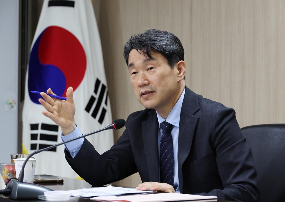 이주호 사회부총리 겸 교육부 장관이 30일 서울 영등포구 한국교육시설안전원에서 ‘학생 마음건강 증진’을 주제로 열린 ‘제28차 함께차담회’에서 인사말을 하고 있다.