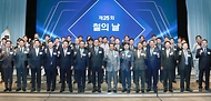 정인교 산업통상자원부 통상교섭본부장이 3일 서울 강남구 포스코센터 아트홀에서 열린 ‘제25회 철의 날 기념식’에서 참석자들과 기념 촬영을 하고 있다.