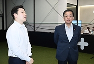 최상목 경제부총리 겸 기획재정부 장관이 30일 서울 서초구 소재 중소 수출기업 (주)링티를 방문해 사무공간을 둘러보며 이원철 링티 대표로부터 설명을 듣고 있다. 