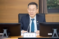 이종호 과학기술정보통신부 장관이 31일 서울 성동구 한양대학교를 방문해 이공계 대학원생들과 ‘대학원 대통령과학장학금’ 및 ‘연구생활장학금’ 에 대해 논의하고 있다. 