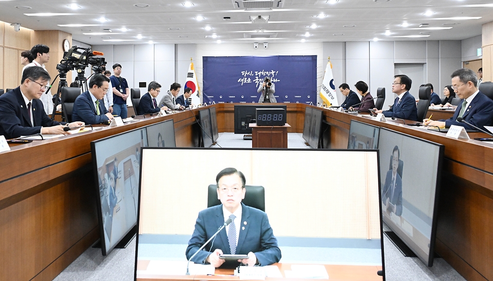 최상목 경제부총리 겸 기획재정부 장관이 3일 정부세종청사에서 열린 ‘경제관계장관회의’를 주재하며 발언하고 있다.