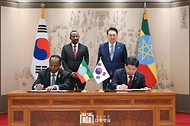 유철환 국민권익위원회 위원장과 타예 아츠케 셀라시에(Taye Atske Selassie) 에티오피아 외교부 장관이 2일 서울 용산 대통령실 청사에서 윤석열 대통령과 아비 아머드 알리(Abiy Ahmed Ali) 에티오피아 총리가 배석한 가운데 열린 한·에티오피아 반부패 협력에 관한 양해각서(MOU) 서명식에서 서명을 하고 있다.