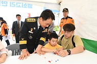 남화영 소방청장이 1일 세종특별자치시 세종호수공원 중앙광장에서 열린 ‘2024 소방안전문화 대축제’에서 체험존을 살펴보고 있다.